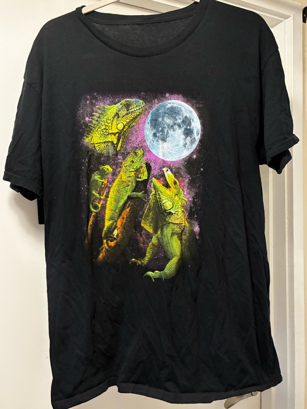 Lightweight Short Sleeve Silly Black Graphic T-Shirt Lizards Howling at the Moon